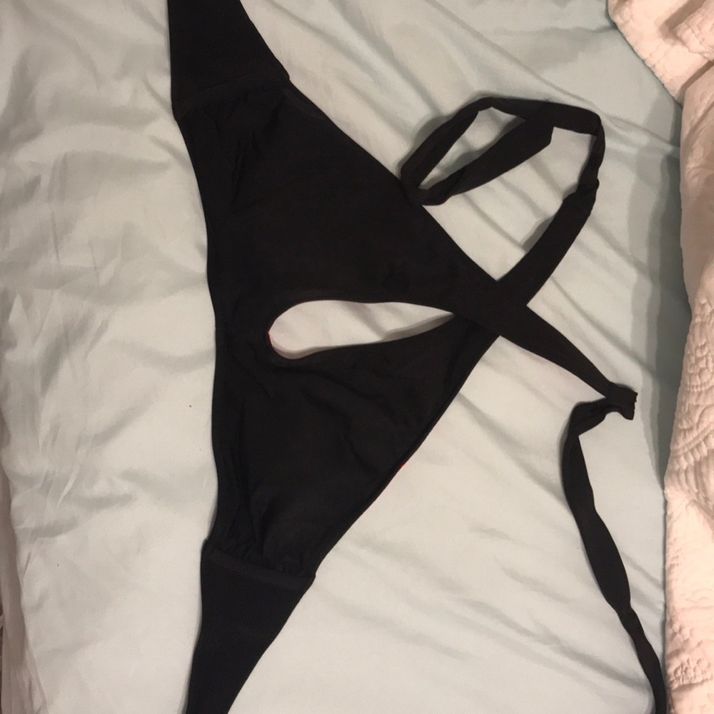 VICTORIAS SECRET PINK keyhole swimsuit top